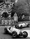 Grosser Preis von Monaco, 8. August 1937: Der spätere Sieger Manfred von Brauchitsch und der Zweite Rudolf Caracciola in der Loews-Kurve, beide auf Mercedes-Benz Formel-Rennwagen W 125.